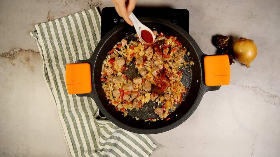 Añadir el pimentón