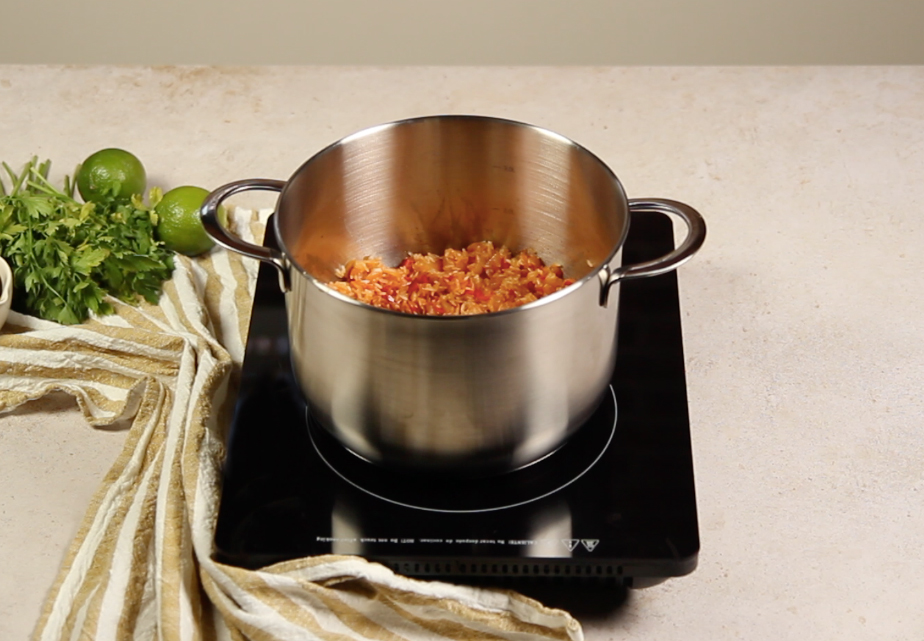 Receta de arroz con gandules. Paso 2: Incluimos el arroz y las especias en la olla