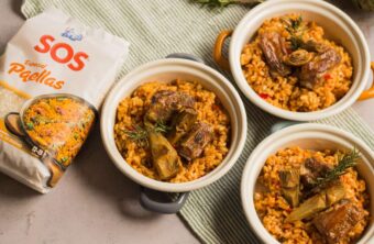 Paella de costillas y alcachofas