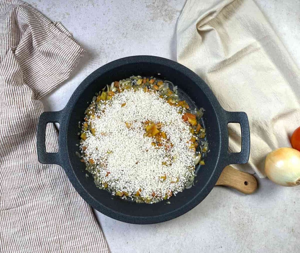 Receta sofrito para paella. Paso 3: deja que las verduras se pochen