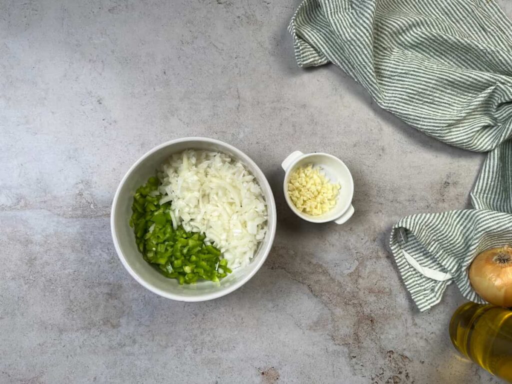 Receta garbanzos con chorizo. Paso 1: cortar la cebolla, el ajo y el pimiento