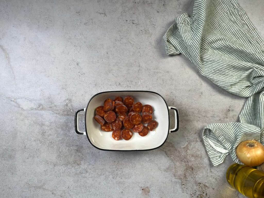 Receta garbanzos con chorizo. Paso 2: cortar el chorizo