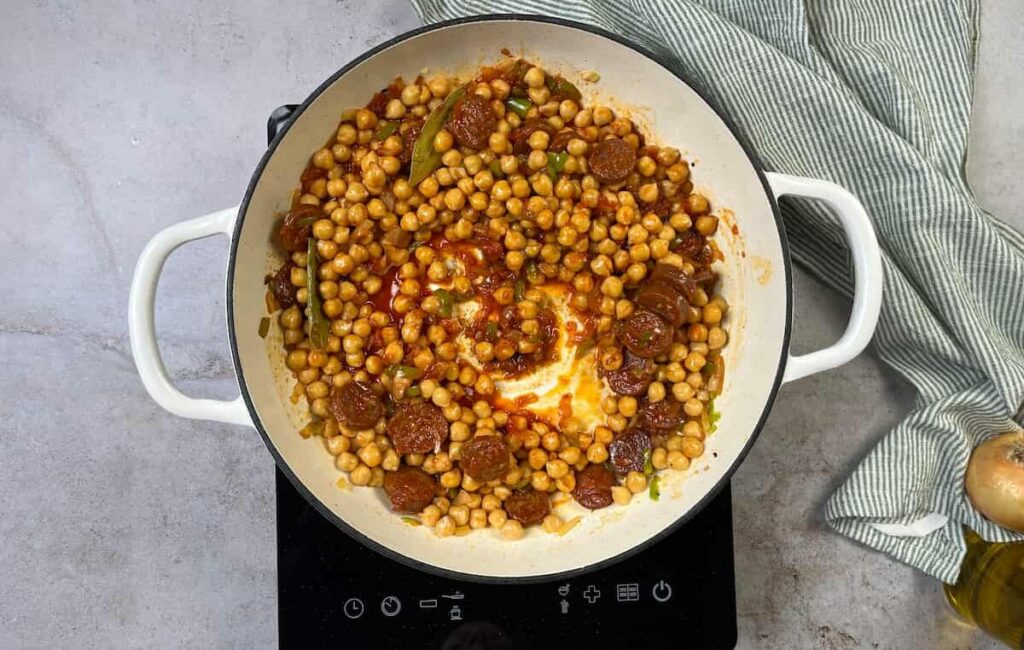 Receta garbanzos de bote con chorizo picante. Paso 4: Añadimos tomate y pimentón