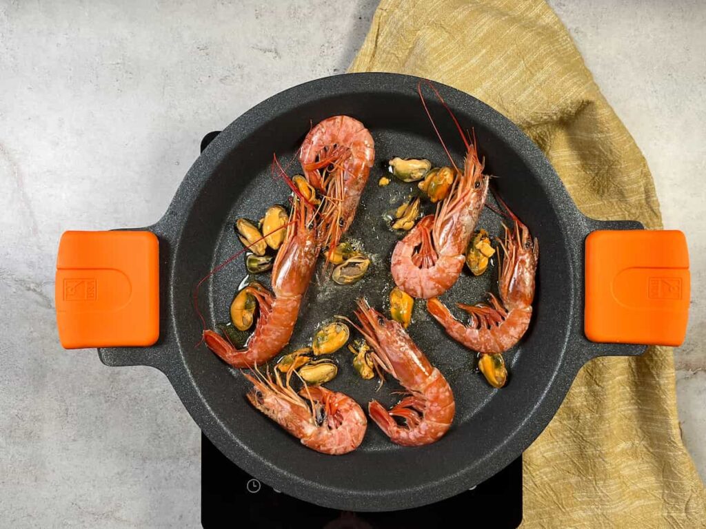 Receta Paella con Thermomix. Paso 4: Dora gambones y mejillones en la sartén