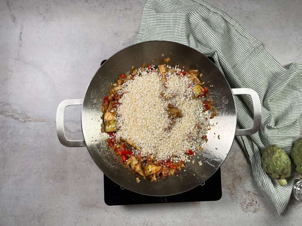 Receta de costillas y alcachofas. Paso 3: Nacara el arroz