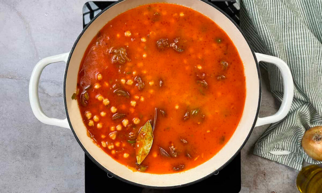 Receta garbanzos de bote con chorizo picante. Paso 5: añadimos garbanzos y arroz