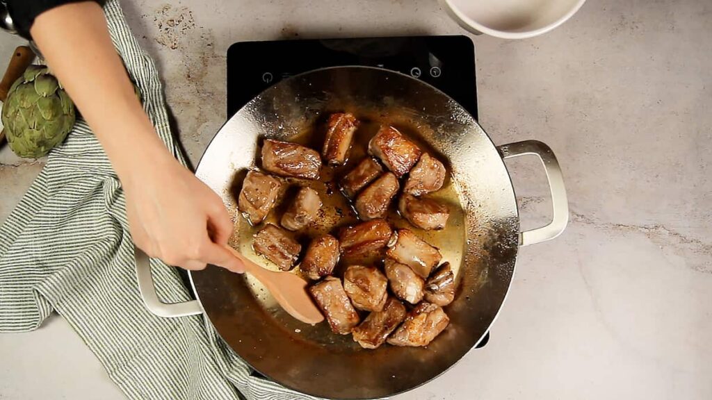 Receta de costillas y alcachofas. Paso 2: Marca las costillas