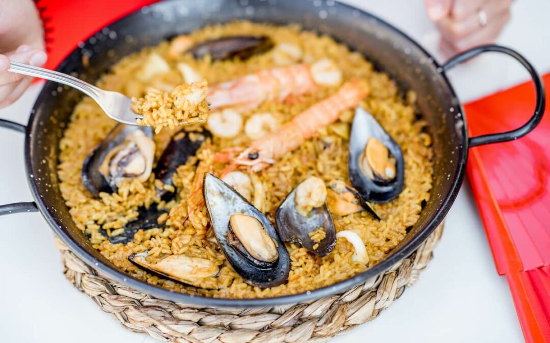 Cantidad de agua para 1 kg de arroz en la paella