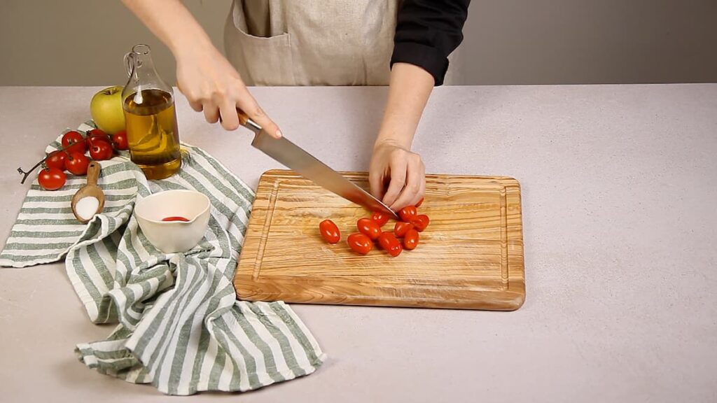 Receta ensalada de quinoa. Paso 3: corta los tomates cherry