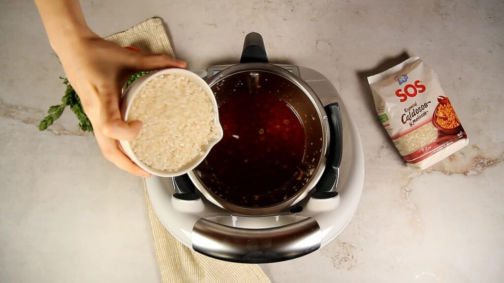 Receta de arroz meloso con gambones en Thermomix. Paso 4: Incorporar el arroz