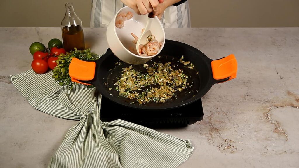 Receta fideuá con gambas. Paso 3: Incorporar las gambas