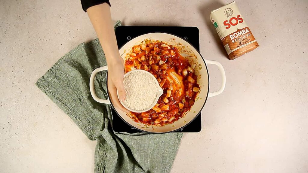 Receta arroz con sepia. Paso 3: agrega el arroz