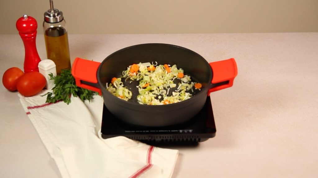Receta Arroz con salchichas frescas. Paso 2: sofreír las verduras