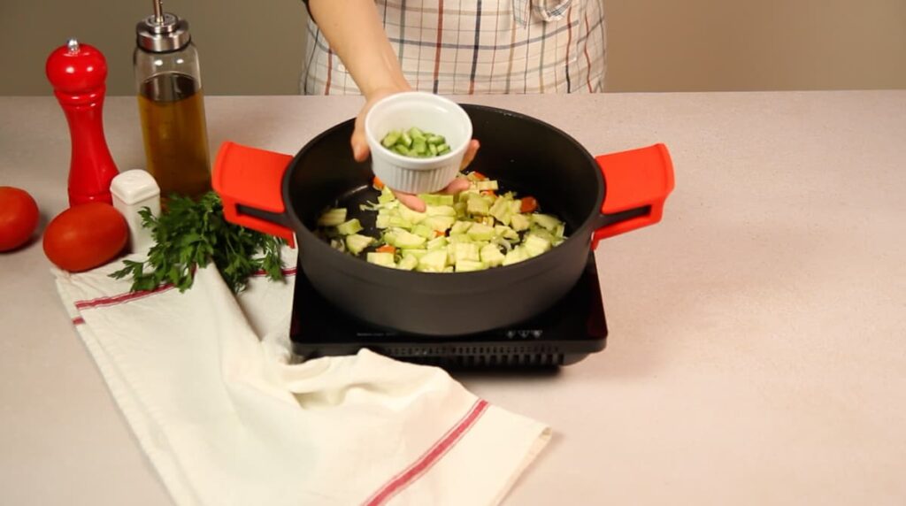 Receta Arroz con salchichas frescas. Paso 3: agregar el resto de verduras