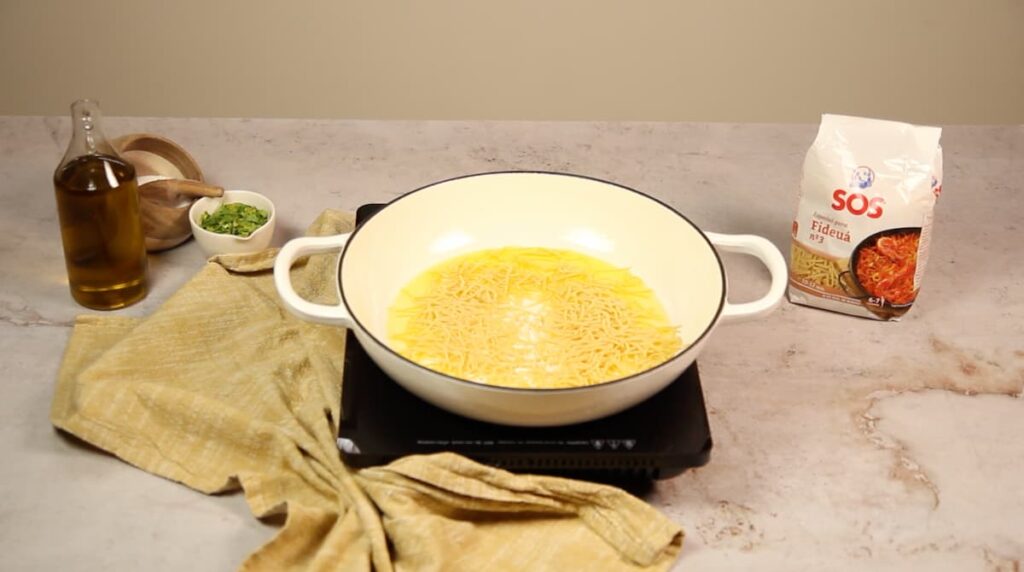 Receta de Arroz con fideos. Paso 3: Dorar los fideos