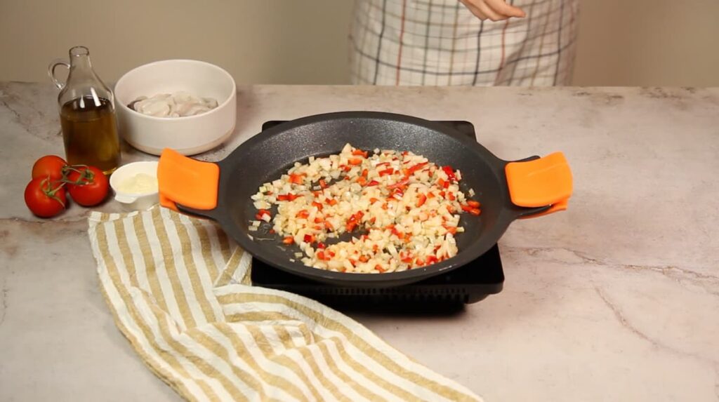 Receta de Fideuá con calamares. Paso 3: Cocinar el sofrito