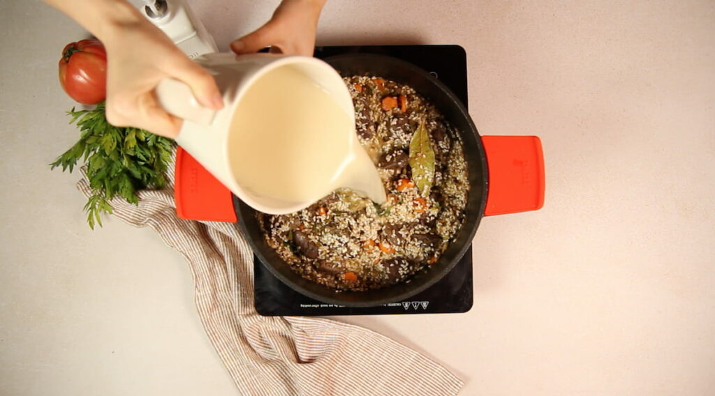 Receta Arroz con higaditos. Paso 5: añadir el arroz y el caldo