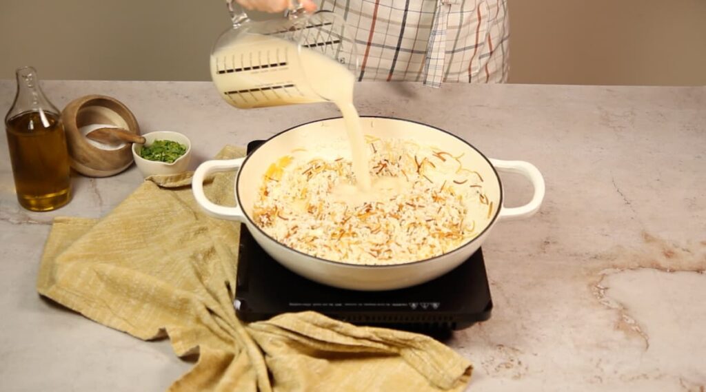 Receta de Arroz con fideos. Paso 5: Agregar el caldo