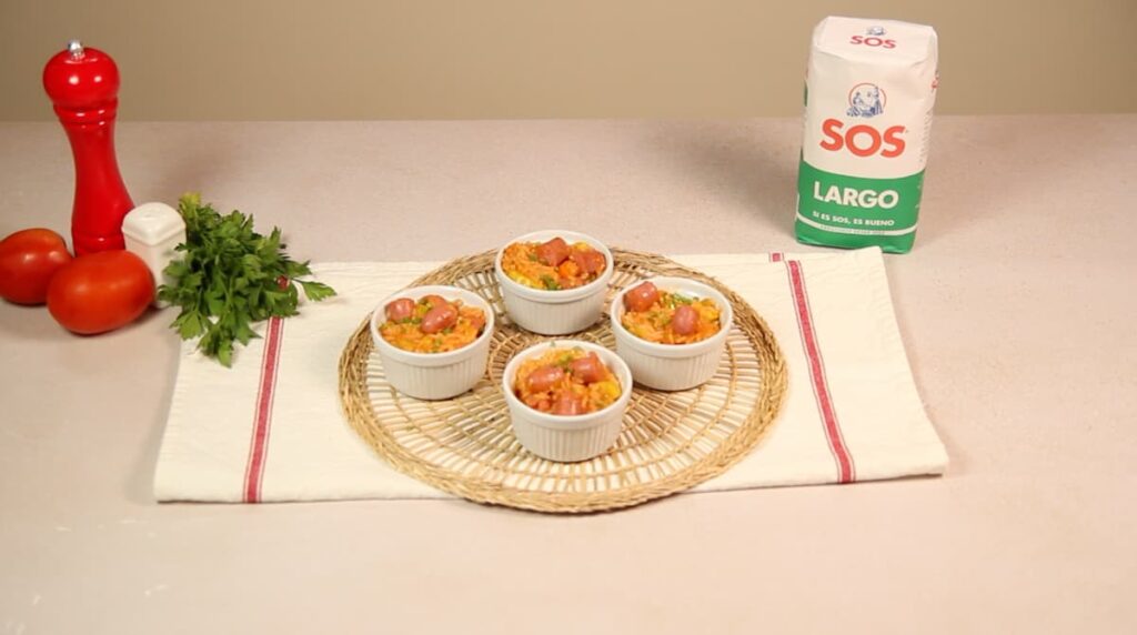 Receta Arroz con salchichas frescas. Paso 7: emplatar y servir