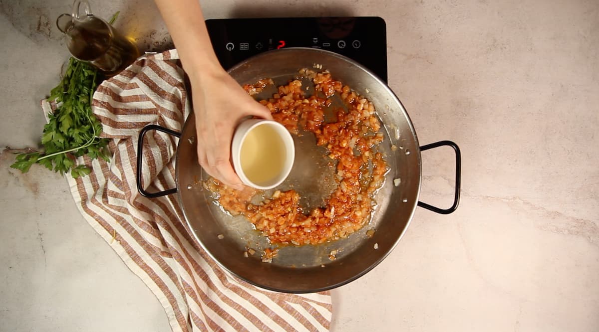Fideuá con almejas: receta casera y exquisita