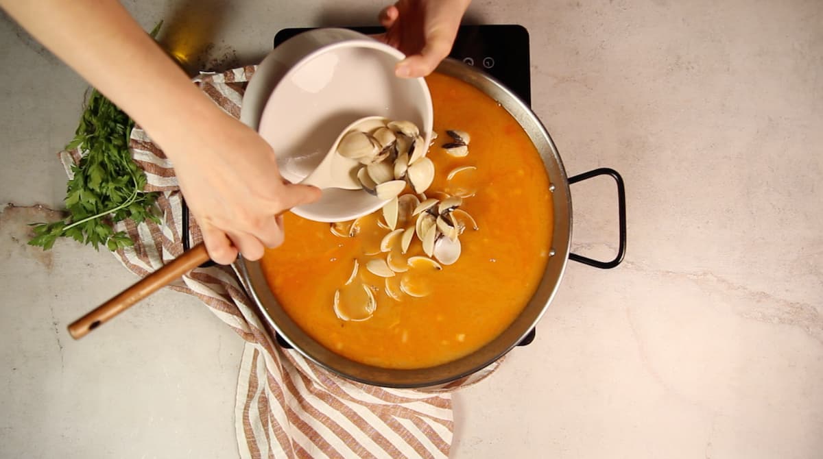 Fideuá con almejas: receta casera y exquisita