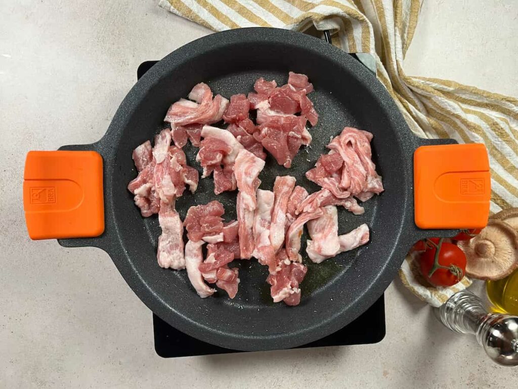 Receta de Fideuá con carne. Paso 3: Marcar la carne