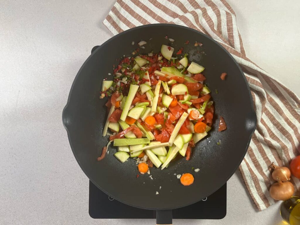 Receta de Arroz con champiñones y verduras. Preparamos las verduras.