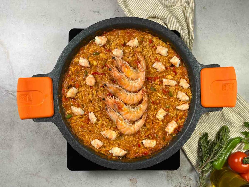 Paso a paso: dejar reposar la paella de langostinos