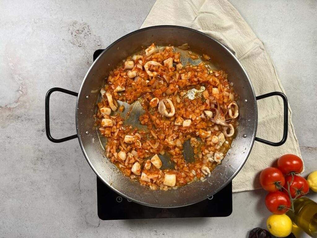 Receta Paella del senyoret. Paso 3: Incorporar los ingredientes en la paellera