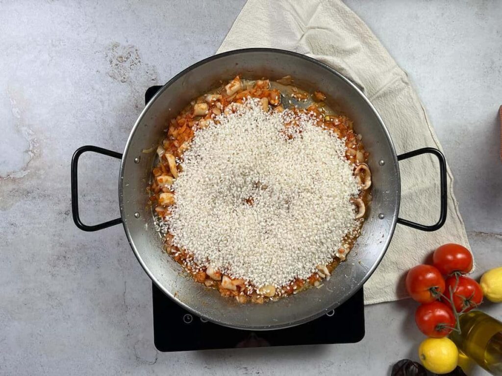 Receta Paella del senyoret. Paso 4: Añadir el arroz