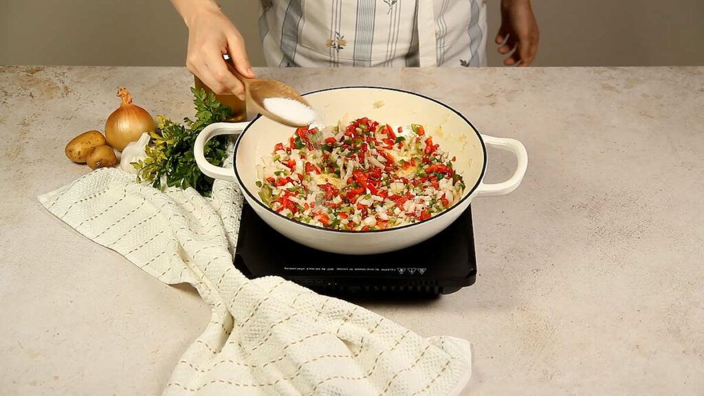 Paso a paso: añadir arroz la receta de patatas con arroz y bacalao