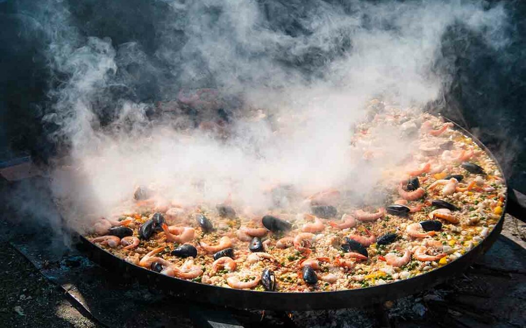 ¿Cuándo se echa el azafrán en la paella?