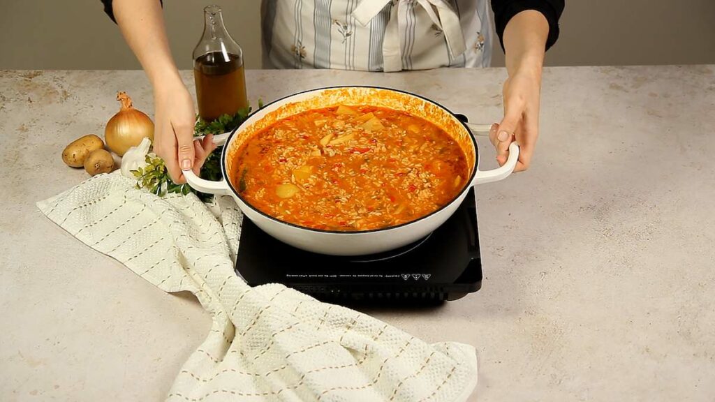 Paso a paso: dejar reposar las patatas con arroz y bacalao