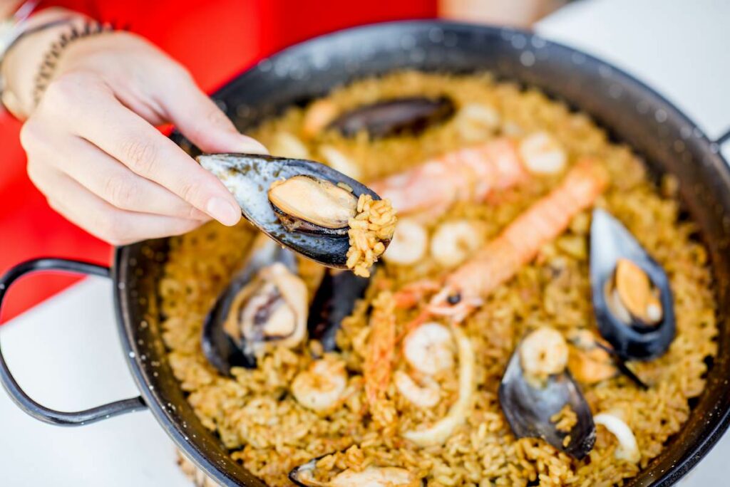 incorporar el arroz en cruz a la paella