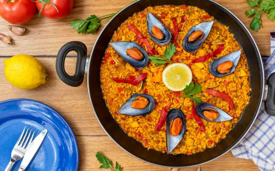 ¿Por qué se echa el arroz en cruz en la paella?