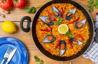 Por qué se echa el arroz en cruz en la paella