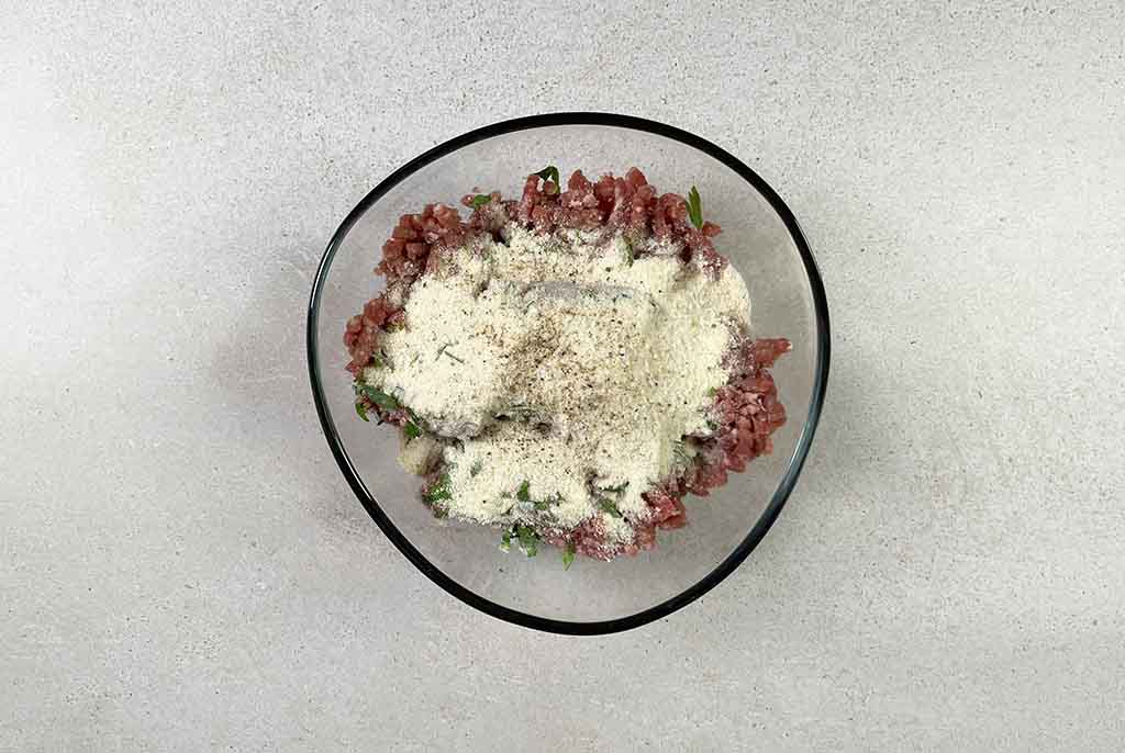 Receta albóndigas con arroz. Paso 2: mezcla la carne y el resto de ingredientes 