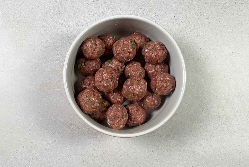 Receta albóndigas con arroz. Paso 3: haz bolitas 