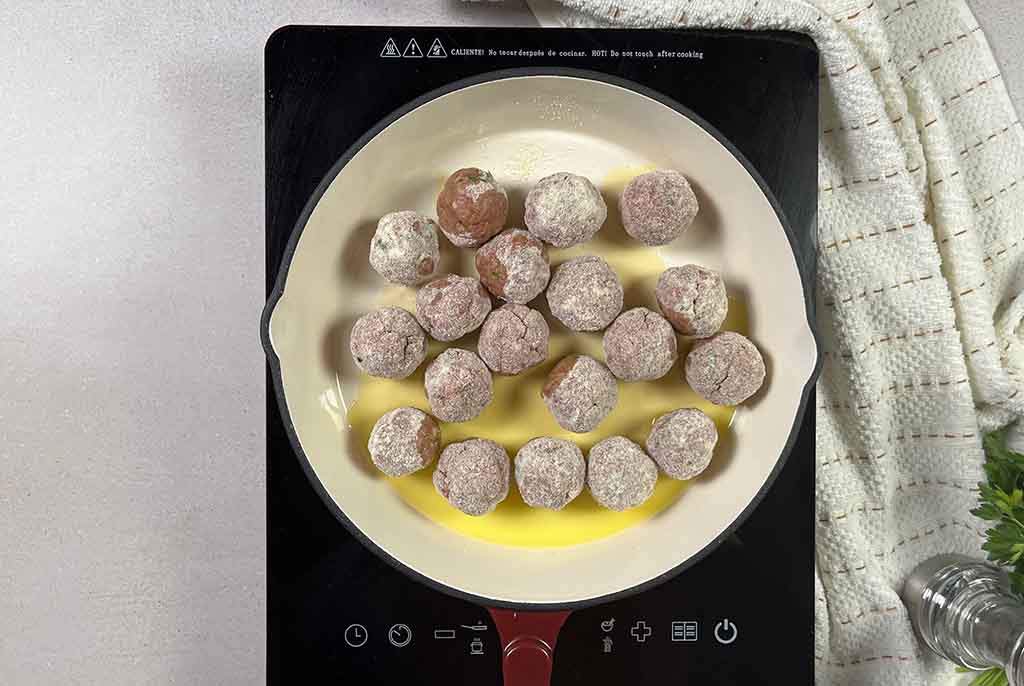 Receta albóndigas con arroz. Paso 5: fríe las albóndigas