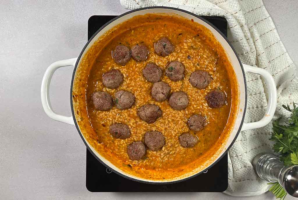 Receta albóndigas con arroz. Paso 6: incorpóralas