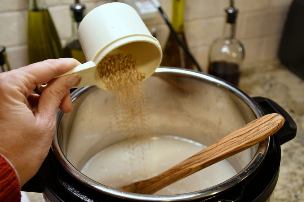 ¿Cuánto tiempo necesita el arroz integral en olla rápida?