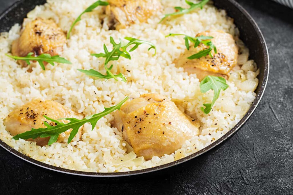 ¿Qué puedes añadirle al arroz con pollo para que siga siendo sano y delicioso?