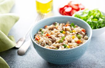 ¿Cuánta proteína contiene el arroz blanco?