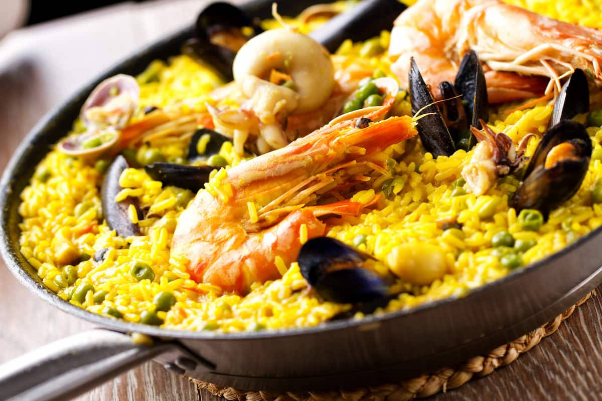 El mejor picoteo para acompañar tu paella ¡Opciones clásicas y creativas!