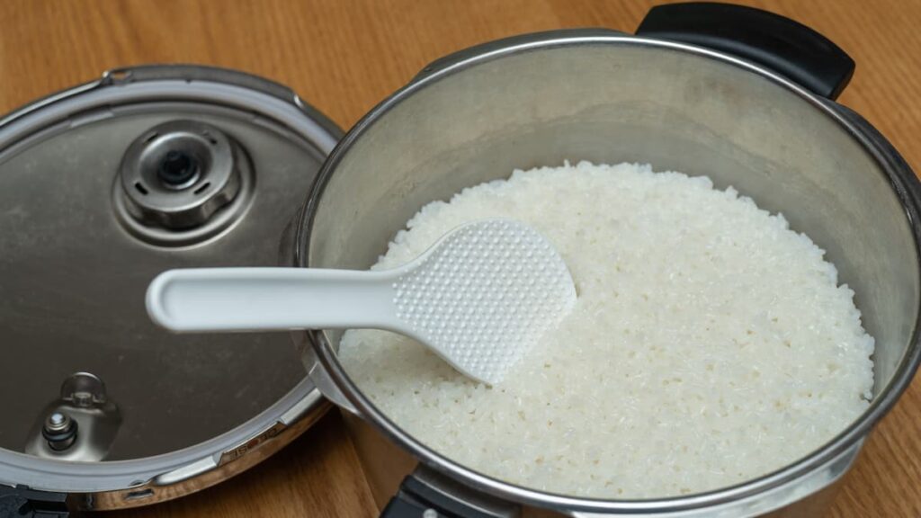 Beneficios de cocinar arroz blanco en olla rápida