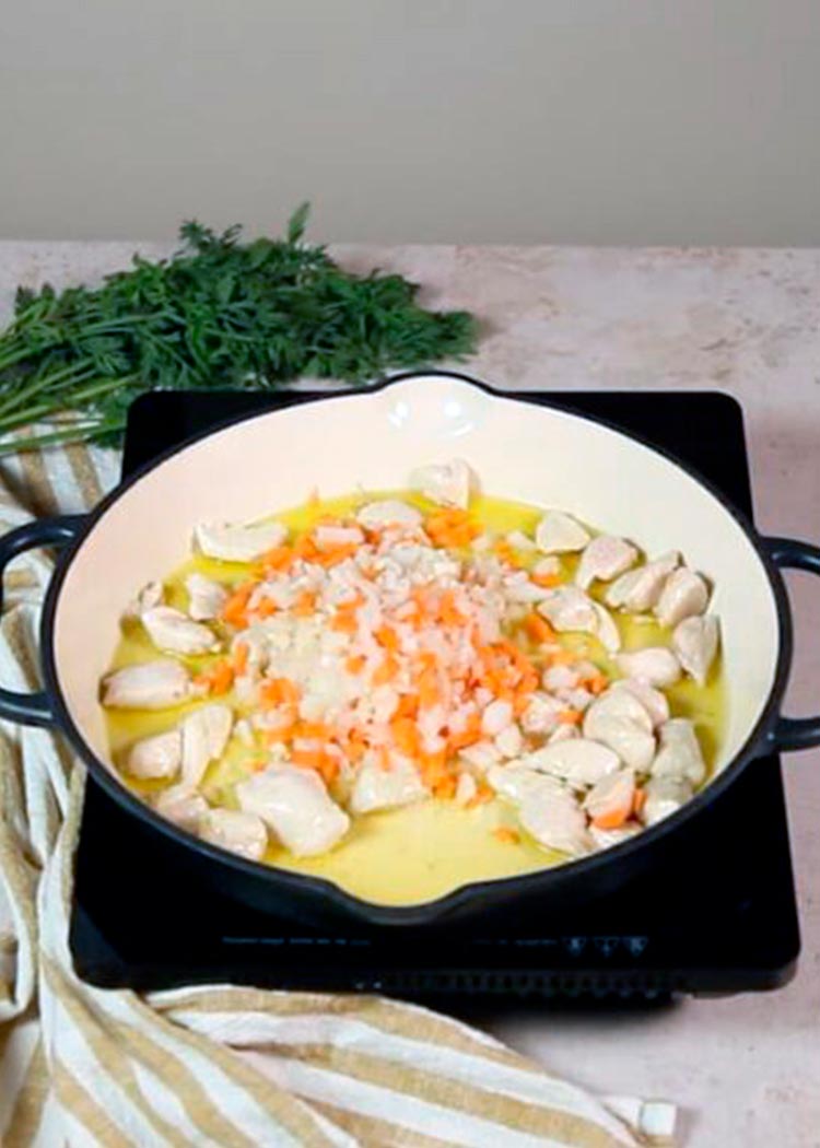 hacer el sofrito para pollo al curry con arroz