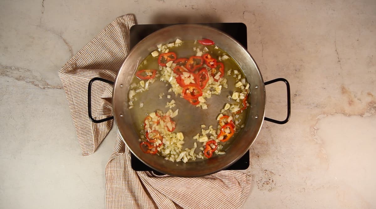 Receta de paella de bacalao: sabores mediterráneos en tu plato