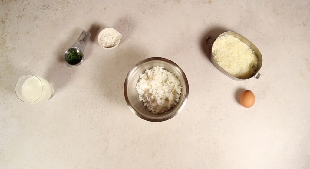 Receta de Tortitas de Arroz. Paso 2: Mezclar el arroz cocido
