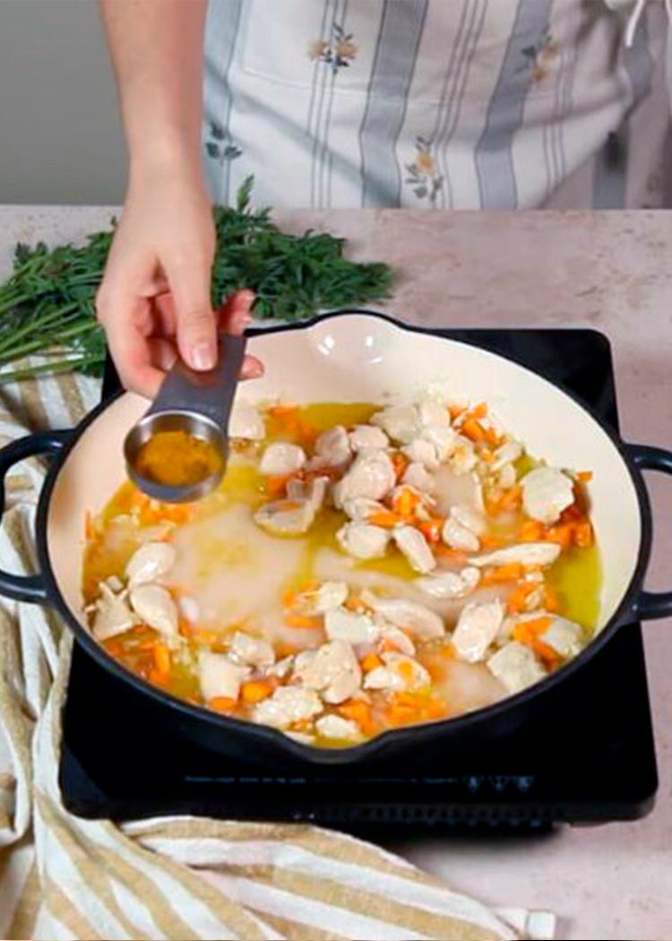 Salsa para pollo al curry con arroz
