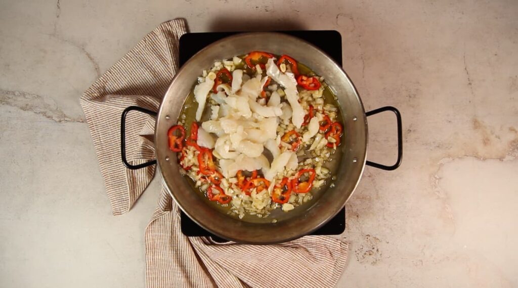 Receta Paella con bacalao. Paso 3: añadir el bacalao